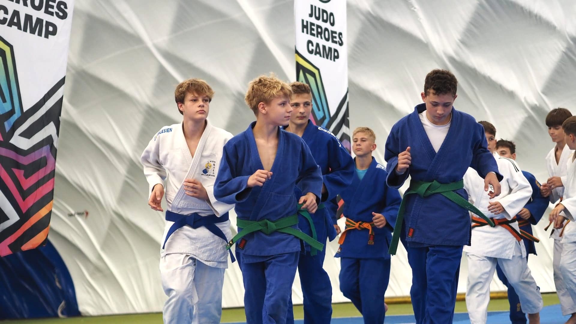 Děti s palci nahoru na JHC 2026